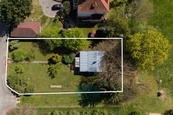 Stavební pozemek 947 m2 s dřevěnou chatou v klidné vilové čtvrti, ul. Myslbekova, Černošice, cena 12990000 CZK / objekt, nabízí 